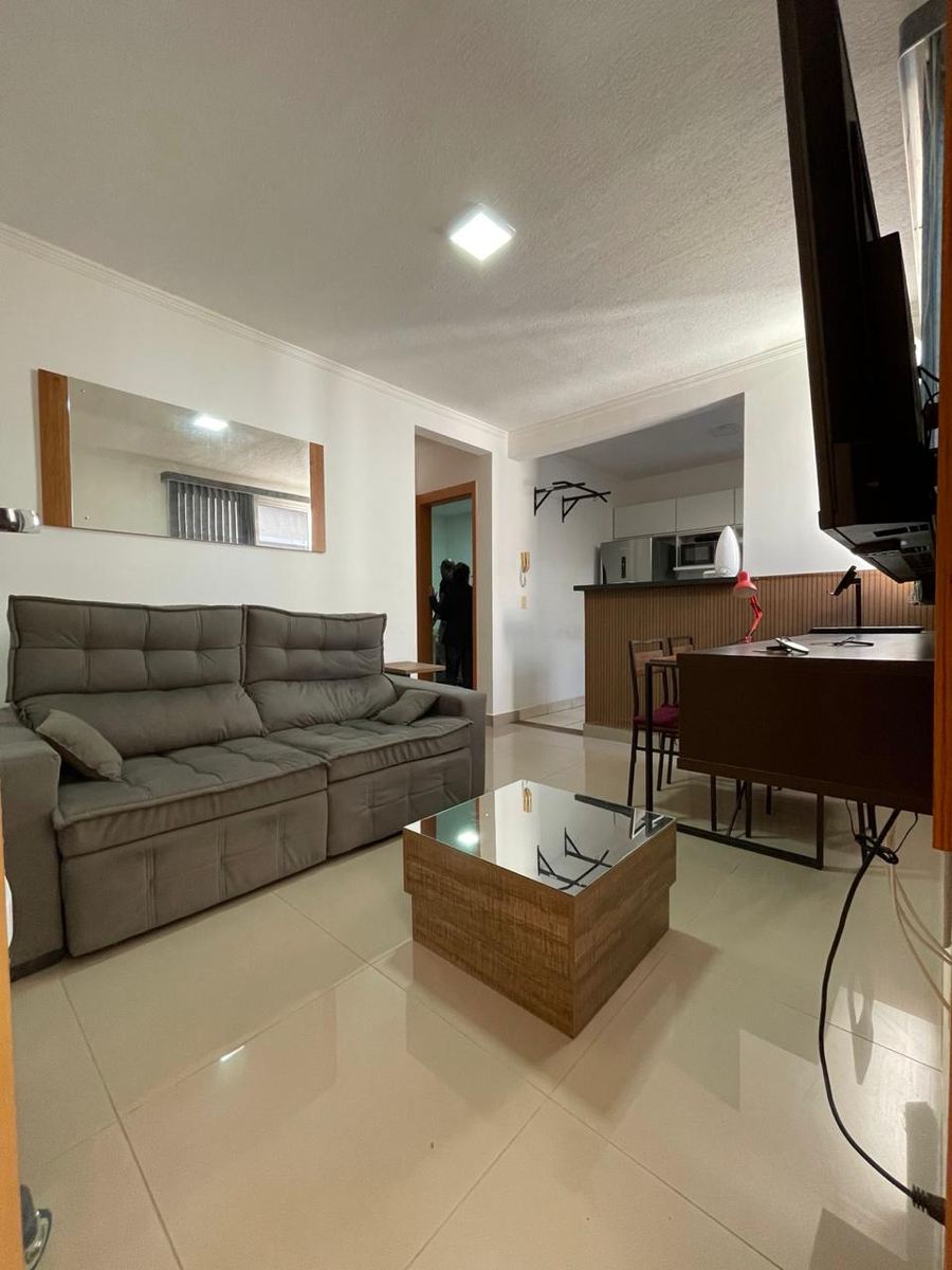 Sala de estar com a cozinha americana integrada