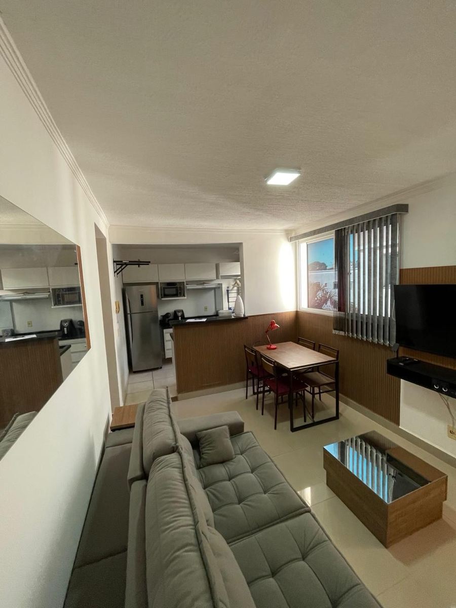 Sala em enfiada, do sofá até a cozinha