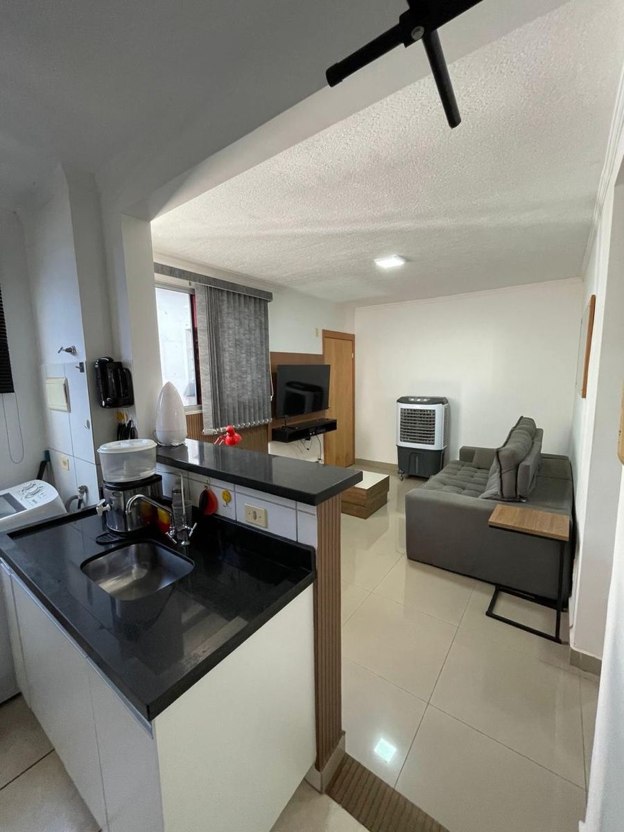 Bancada de mármore separando a cozinha da sala