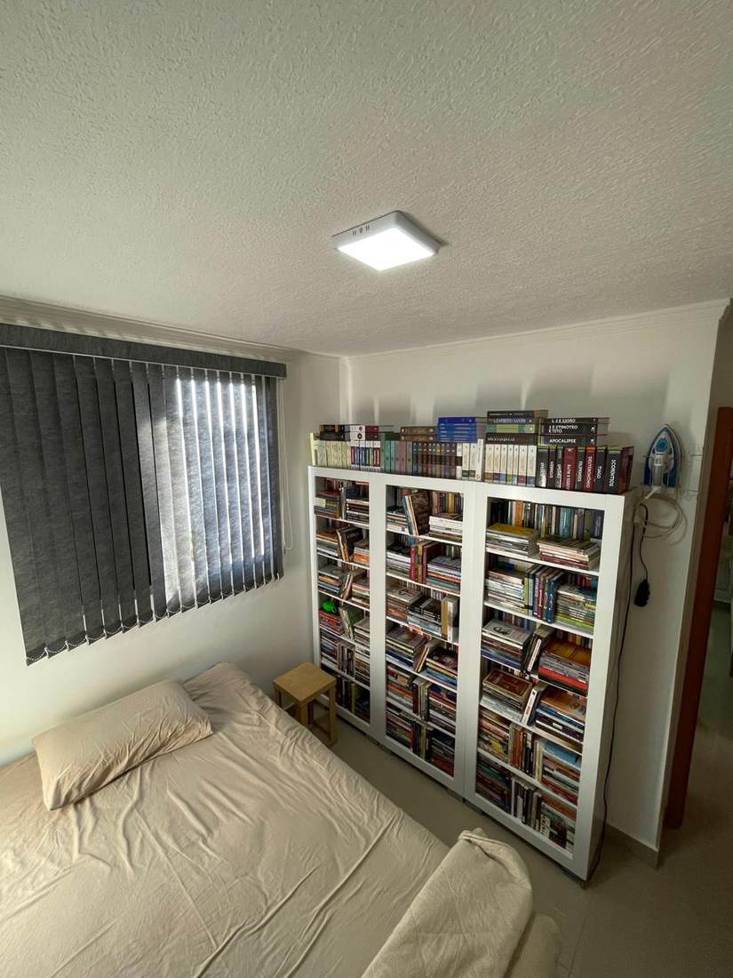 Quarto com janela ampla e persiana