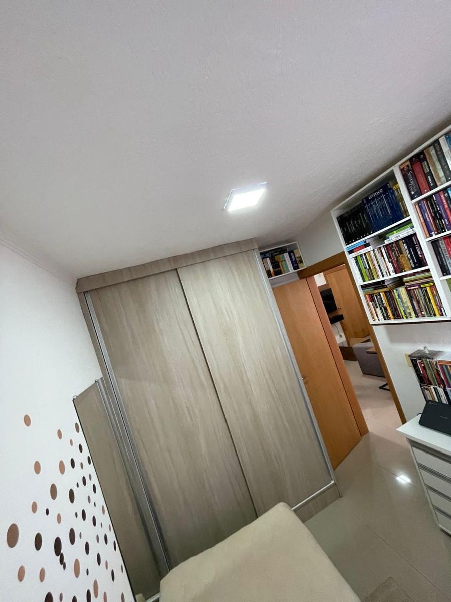 Quarto com armário planejado de porta de correr