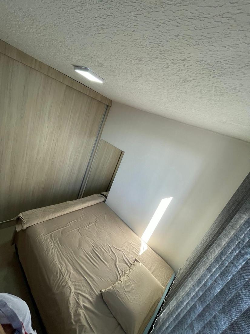 Armário planejado de parede a parede no quarto