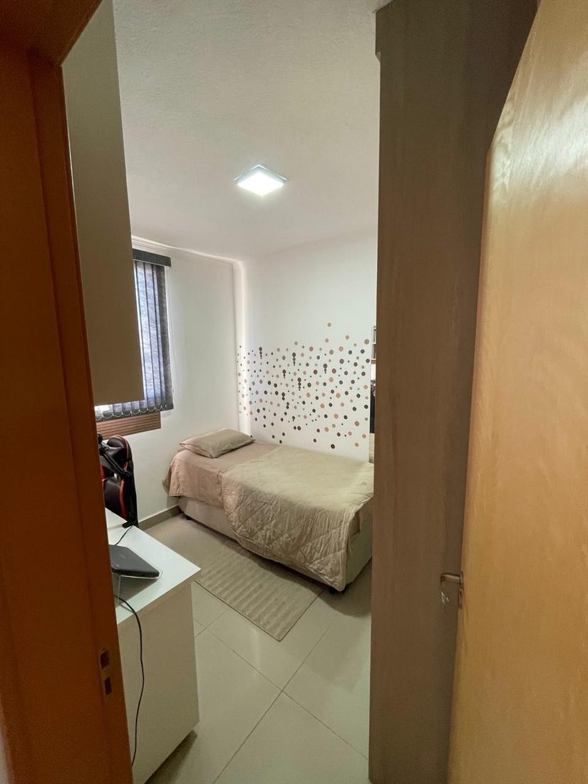 Segundo quarto, com escrivaninha