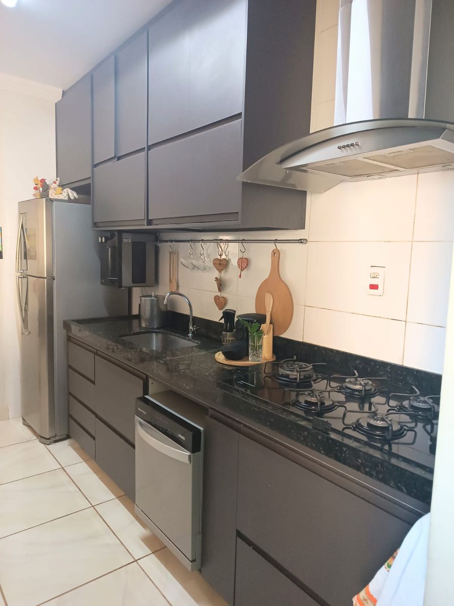 Cozinha com coifa e cooktop