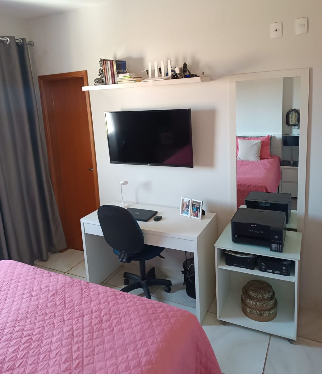 Segundo quarto com espaço de home office