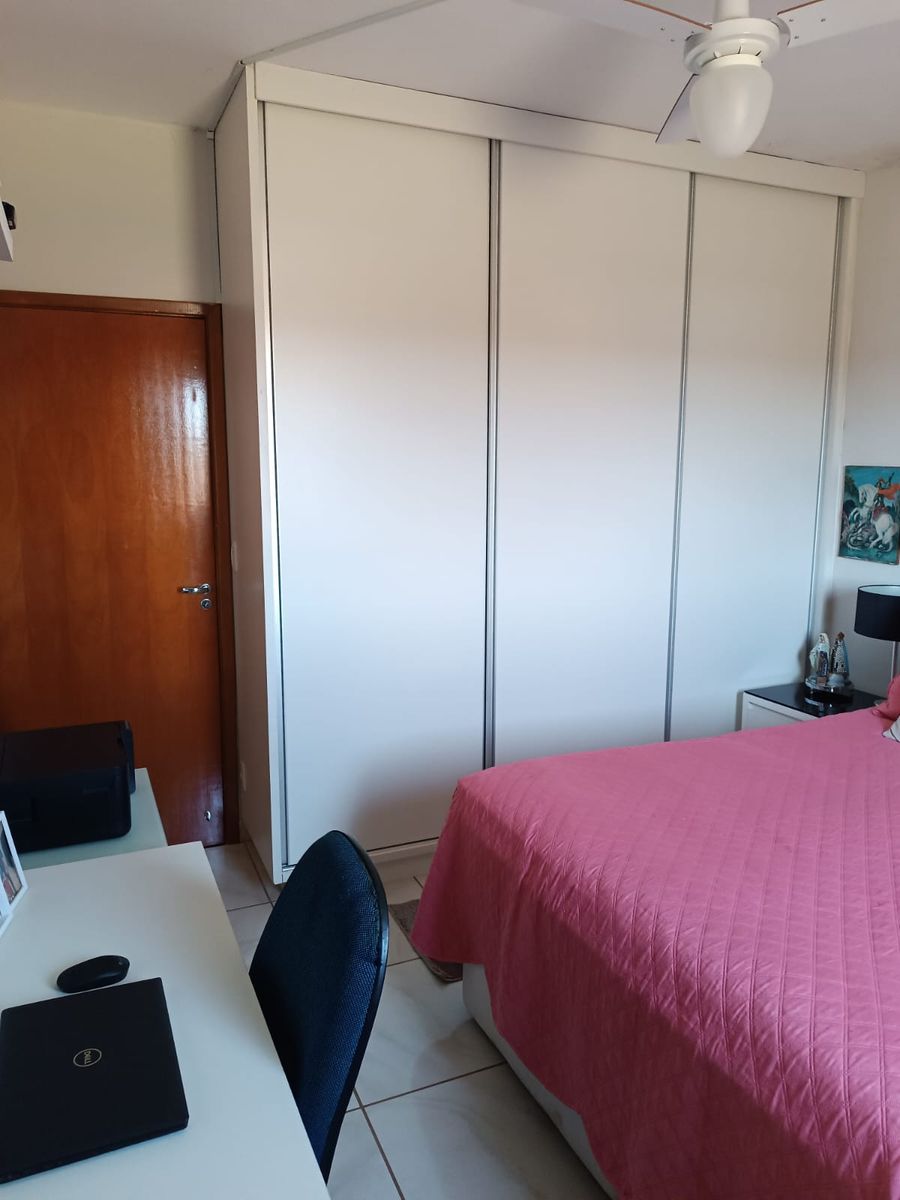 Quarto com armário embutido